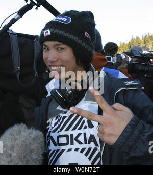 Domo Naritu von Japan blinkt die vitory nach gewinnen Gold bei den Nokia FIS Snowboard World Cup Men halfpipe Finale in Whistler, BC am 11. Dezember 2005. (UPI Foto/Tim King) Stockfoto