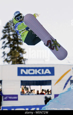 Chikako Fushimi von Japan hat eine schöne Nase Grab'in der Halfpipe auf der Nokia FIS Snowboard Weltcup in Whistler, BC am 11. Dezember 2005 am letzten Tag des Wettbewerbs. Fushimi beendet 3. in der Gesamtwertung der Frauen Abteilung zählenden 600 Punkte. (UPI Foto/Tim King) Stockfoto