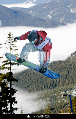 Fumiyuki Murakami in Japan Spins a720 Rückseite bei den Herren Halfpipe auf seiner abschließenden Lauf im Nokia FIS Snowboard Weltcup in Whistler, BC am 11. Dezember 2005. Murakami war schmal durch Landsmann Domu Narita besiegt Zweiten zu platzieren. (UPI Foto/Tim King) Stockfoto