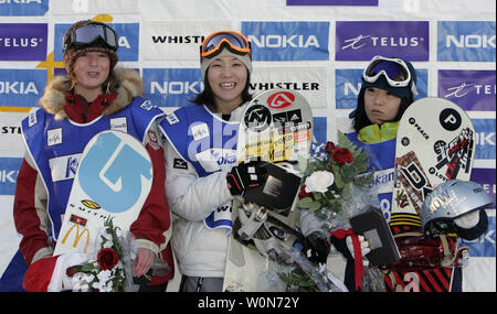 (L - R) Paulina Ligocka von Polen (Silber), Soko Yamaoka von Japan (Gold) und Chikako Fushimi von Japan (Bronze) feiern ihre Siege in der Halfpipe Finale bei den Nokia FIS Snowboard Weltcup in Whistler, BC, am 11. Dezember 2005. (UPI Foto/Tim King) Stockfoto