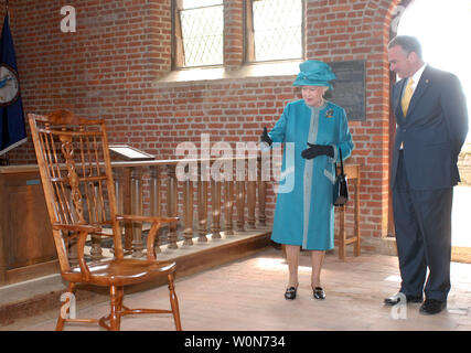 Die britische Königin Elizabeth II. präsentiert Virginia. reg. Tim Kaine und die Menschen Virginia einen Stuhl im Inneren der Kirche an historischem Jamestowne, dem Ort der ersten britischen Siedlung in der Neuen Welt, in Virginia am 4. Mai 2007. (UPI Foto/Roger L. Wollenberg) Stockfoto