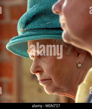 Die britische Königin Elizabeth II., die durch Virginia reg begleitet. Tim Kaine, besuche die Kirche im historischen Jamestown, der Ort der ersten britischen Siedlung in der Neuen Welt, in Virginia am 4. Mai 2007. (UPI Foto/Roger L. Wollenberg) Stockfoto