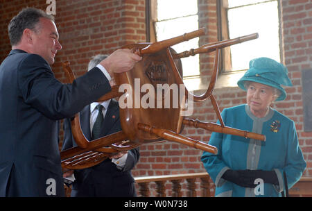 Die britische Königin Elizabeth II. als Virginia. reg. Tim Kaine zeigt eine Carven auf Stuhl gab sie ihm und den Menschen Virginia im Inneren der Kirche an historischem Jamestowne, dem Ort der ersten britischen Siedlung in der Neuen Welt, in Virginia am 4. Mai 2007. (UPI Foto/Roger L. Wollenberg) Stockfoto