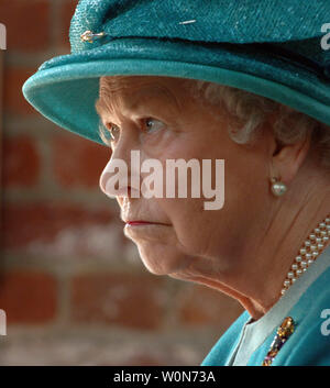 Die britische Königin Elizabeth II., besucht die Kirche im historischen Jamestown, der Ort der ersten britischen Siedlung in der Neuen Welt, in Virginia am 4. Mai 2007. (UPI Foto/Roger L. Wollenberg) Stockfoto