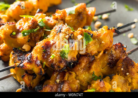 Hausgemachte Thai Chicken Satay mit Erdnuss-Sauce Stockfoto