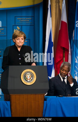 Generalsekretär der Vereinten Nationen Kofi Annan (R) hört, wie Bundeskanzlerin Angela Merkel das American Jewish Committee 100 Jahrestagung in Washington vom 4. Mai 2006 Adressen. (UPI Foto/Kamenko Pajic) Stockfoto