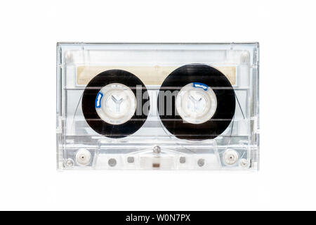 Transparenter Kunststoff C90 Compact Cassette Audio Tape in seinem Fall vor einem weißen Hintergrund isoliert Stockfoto