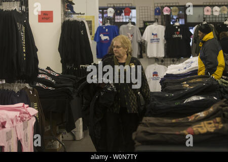 Eine Frau sieht durch die Einzelteile an inaugurationstore.com in Downtown Washington, 18. Januar 2009. Verkauf von Obama Erinnerungsstücke tops Rekordumsatz im Jahr 1993, als US-Präsident Bill Clinton wurde eingestellt. (UPI Foto/Kamenko Pajic) Stockfoto