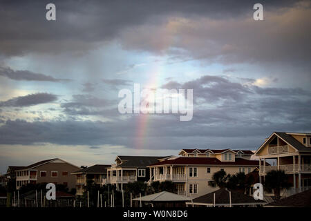 Ein Regenbogen erscheint über Häuser vor dem herannahenden Hurrikan Florenz September 12, 2018 in Wrightsville Beach, North Carolina. Florenz, ein Kategorie 4 Sturm, wird erwartet, um die Küste zwischen Süd und Nord Carolina zu schlagen und konnte der stärkste Sturm auf der Aufzeichnung für die Ostküste der Vereinigten Staaten. Foto von Al Drago/UPI Stockfoto