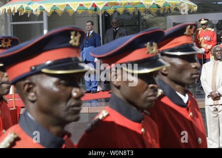 Der russische Präsident Dmitri Medwedew (C) steht mit den namibischen Präsidenten Hifikepunye Pohamba, während eines offiziellen Begrüßungszeremonie in Windhoek, Namibia am 25. Juni 2009. (UPI Foto/Anatoli Zhdanov) Stockfoto