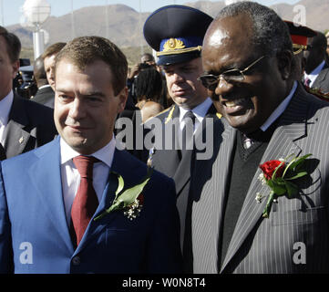 Der russische Präsident Dmitri Medwedew (L) und den namibischen Präsidenten Hifikepunye Pohamba ein Tänzer während einer offiziellen Zeremonie in Windhoek, Namibia am 25. Juni 2009. (UPI Foto/Anatoli Zhdanov) Stockfoto