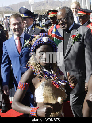 Der russische Präsident Dmitri Medwedew (L) und den namibischen Präsidenten Hifikepunye Pohamba ein Tänzer während einer offiziellen Zeremonie in Windhoek, Namibia am 25. Juni 2009. (UPI Foto/Anatoli Zhdanov) Stockfoto