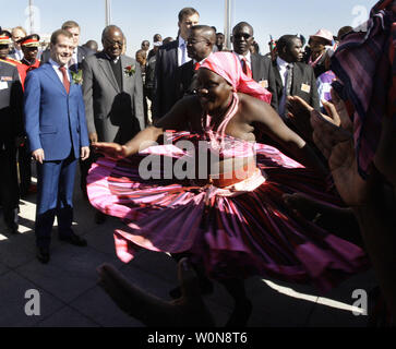 Der russische Präsident Dmitri Medwedew (L) und den namibischen Präsidenten Hifikepunye Pohamba ein Tänzer während einer offiziellen Zeremonie in Windhoek, Namibia am 25. Juni 2009. (UPI Foto/Anatoli Zhdanov) Stockfoto