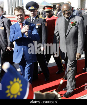 Der russische Präsident Dmitri Medwedew (L) und den namibischen Präsidenten Hifikepunye Pohamba zu Fuß, während eines offiziellen Begrüßungszeremonie in Windhoek, Namibia am 25. Juni 2009. (UPI Foto/Anatoli Zhdanov) Stockfoto