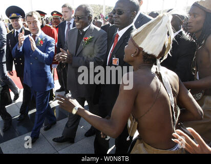 Der russische Präsident Dmitri Medwedew (L) und den namibischen Präsidenten Hifikepunye Pohamba ein Tänzer während einer offiziellen Zeremonie in Windhoek, Namibia am 25. Juni 2009. (UPI Foto/Anatoli Zhdanov) Stockfoto