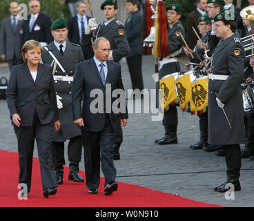 Die deutsche Bundeskanzlerin Angela Merkel (L) und der russische Präsident Wladimir Putin die Ehrengarde vor ihrer Sitzung namens St. Petersburger Dialog in Wiesbaden (Deutschland) am 15. Oktober 2007. Putin zu Besuch in Deutschland zu Gesprächen mit Bundeskanzlerin Merkel, nachdem er von einem Grundstück, ihn zu ermorden informiert wurde, als er Teheran später diese Woche besuche. (UPI Foto/Anatoli Zhdanov) Stockfoto