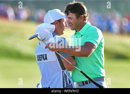 Bäche Koepka Umarmungen caddie Richard Elliott, nachdem er die 117-US-Open Golfturnier am Erin Hills Golf Course am 18. Juni 2017, in Erin, Wisconsin. Foto von Kevin Dietsch/UPI Stockfoto