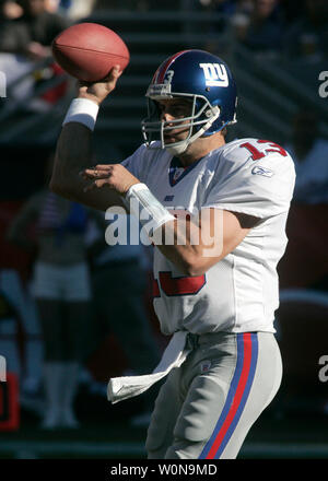 New York Giants QB Kurt Warner wirft einen kurzen Pass gegen die Arizona Cardinals am 07.11.14, 2004 in Tempe, AZ. Die Kardinäle die Riesen besiegte 17-14. (UPI FOTO/DAS Befugnisse) Stockfoto