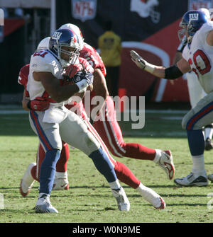 New York Giants Tiki Barber ist bis Gerappt von Arizona Cardinals defender Ifeanyi Ohalete am 07.11.14, 2004 in Tempe, AZ. Friseur hatte einen guten ersten Quartal aber nicht signifikante yardage zu gewinnen. Die Kardinäle die Riesen besiegte 17-14 Nov. 14, 2004 in Tempe, AZ. (UPI FOTO/DAS Befugnisse) Stockfoto
