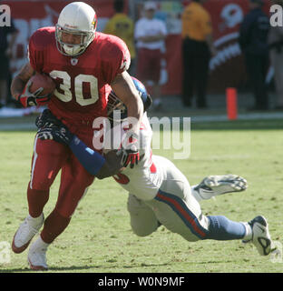 New York Giants Reggie Torbor packt Arizona-kardinäle Obafemi Ayanbadejo am 07.11.14, 2004 in Tempe, AZ. Die Kardinäle die Riesen besiegte 17-14. (UPI FOTO/DAS Befugnisse) Stockfoto