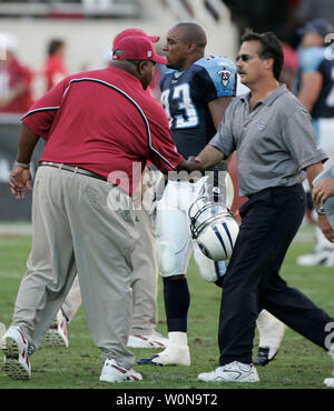 Arizona Cardinals Head Coach Dennis Green grüßt Tennessee Titans Head Coach Jeff Fisher, nachdem die Kardinäle die Titans 20-10 Oktober 23, 2005 in Tempe, AZ besiegt. (UPI FOTO/DAS Befugnisse) Stockfoto