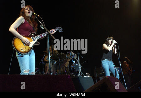 Allison Robertson (L) und Brett Anderson der Donnas durchführen, Konzert, bei dem solide Beratung Amphitheater, in West Palm Beach, Florida, am 24. März 2005. (UPI Foto/Michael Busch) Stockfoto