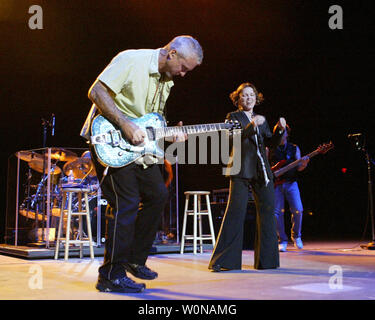 Pat Benatar (R) und Neil Giraldo (L) durchführen, Konzert, bei dem Mizner Park Amphitheater, in Boca Raton, Florida, am 12. August 2005. (UPI Foto/Michael Busch) Stockfoto