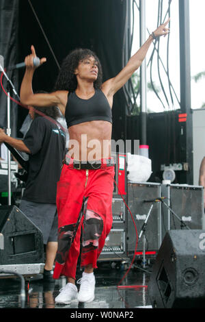 Jada Pinkett Smith böser Weisheit führt in Konzert im 2005 Ozzfest Tour schließen, auf die fundierte Beratung Amphitheater, in West Palm Beach, Florida, September 4, 2005. (UPI Foto/Michael Busch) Stockfoto