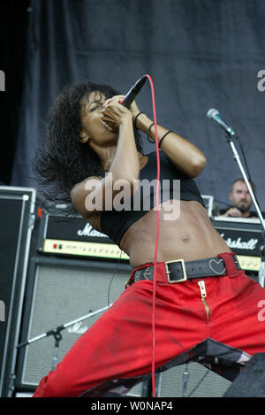 Jada Pinkett Smith böser Weisheit führt in Konzert im 2005 Ozzfest Tour schließen, auf die fundierte Beratung Amphitheater, in West Palm Beach, Florida, September 4, 2005. (UPI Foto/Michael Busch) Stockfoto