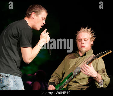 Matt Roberts (R) und Brad Arnold mit drei Türen unten durchführen, Konzert, bei dem solide Beratung Amphitheater, in West Palm Beach, Florida, am 8. Dezember 2005. (UPI Foto/Michael Busch) Stockfoto