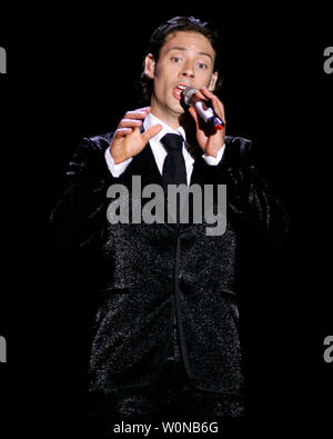 Urs Bühler mit Il Divo führt im Konzert an der Mizner Park Amphitheater in Boca Raton, Florida am 14. Juni 2006. (UPI Foto/Michael Busch) Stockfoto