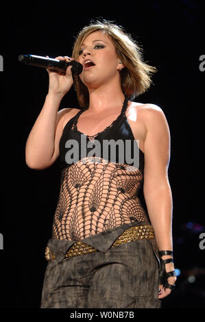 Kelly Clarkson führt im Konzert an die fundierte Beratung Amphitheater in West Palm Beach, Florida, am 30. Juni 2006. (UPI Foto/Larry Marano) Stockfoto