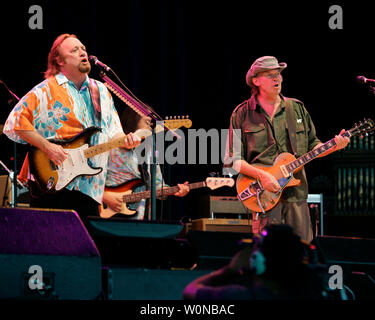 Stephen Stills (L) und Neil Young mit Crosby, Stills, Nash und Young bei der Beratung im Amphitheater von West Palm Beach, Florida am 8. August 2006. (UPI Foto/Michael Busch) Stockfoto