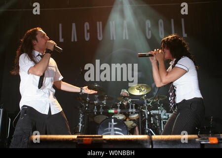 Cristina Scabbia (R) und Andrea Ferro mit Lacuna Coil durchführen, Konzert im 2006 Ozzfest Tour näher, auf die fundierte Beratung Amphitheater in West Palm Beach, Florida, am 13. August 2006. (UPI Foto/Martin Fried) Stockfoto