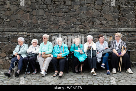 Gruppe von älteren Frauen sitzt auf der Bank an der Stirling Castle in Schottland, Großbritannien Stockfoto