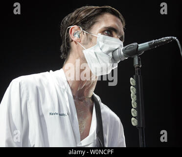 Tyson Ritter mit All American Rejects führt in Konzert beim Cruzan Amphitheater in West Palm Beach, Florida, am 26. September 2009. UPI/Michael Busch Stockfoto