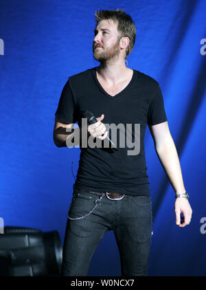 Charles Kelley mit Lady Antebellum führt in Konzert beim Cruzan Amphitheater in West Palm Beach, Florida am 8. Mai 2010. UPI/Michael Busch Stockfoto