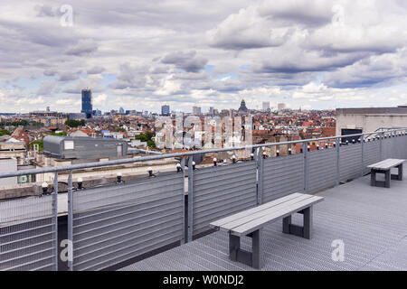 Dachterrasse mit Blick über Brüssel, Belgien. Stockfoto