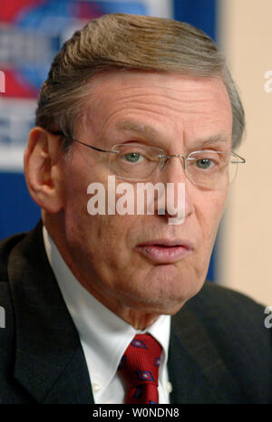 Major League Baseball Kommissar Allan Selig spricht vor der Auftragsvergabe Robert Clemente zu Carlos Delgado der New York Mets vor Spiel 3 der World Series, am Busch Stadium in St. Louis am 21. Oktober 2006. (UPI Foto/Kevin Dietsch) Stockfoto