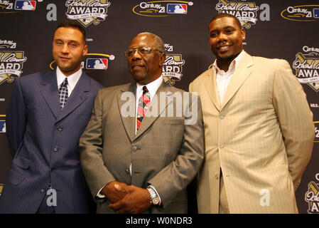 Derek Jeter der New York Yankees (L) und Ryan Howard von den Philadelphia Phillies (R) stand mit National Baseball Hall of Fame Mitglied Henry Aaron nach dem 2006 Hank Aaron Award am Busch Stadium in St. Louis am 25. Oktober 2006 vergeben. (UPI Foto/Rechnung Greenblatt) Stockfoto