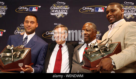 National Baseball Hall of Fame Mitglied Henry Aaron und Major League Baseball Beauftragter Bud Selig stand mit New York Yankees Derek Jeter (L) und Philadelphia Phillies Ryan Howard nach dem 2006 Hank Aaron Award am Busch Stadium in St. Louis am 25. Oktober 2006 vergeben. (UPI Foto/Rechnung Greenblatt) Stockfoto