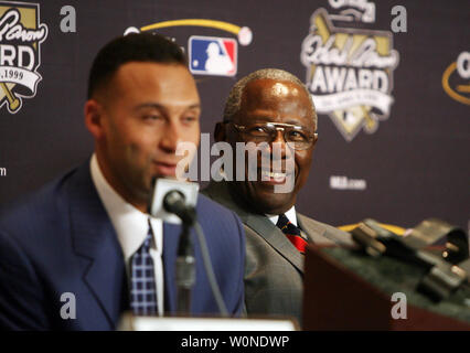 National Baseball Hall of Fame Mitglied Henry Aaron (R) Lächeln, als er hört zu Derek Jeter der New York Yankees nach Jeter die 2006 Hank Aaron Award für die amerikanische Liga am Busch Stadium in St. Louis am 25. Oktober 2006 ausgezeichnet wurde. Ryan Howard von den Philadelphia Phillies nahm die Auszeichnung als die Nationale Liga Spieler. (UPI Foto/Rechnung Greenblatt) Stockfoto