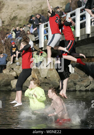 Eine Gruppe einen Sprung von der Brücke ist über dem eisigen Wasser während der 27. jährlichen Eisbär Sprung in der Burley Lagune in Olalla, Washington, am 1. Januar 2011 getroffen. Über 300 hardy Teilnehmer braved das kühle Wasser der Lagune in am Tag die Tradition der jährlichen Neue Jahr zu verbinden. UPI/Jim Bryant Stockfoto