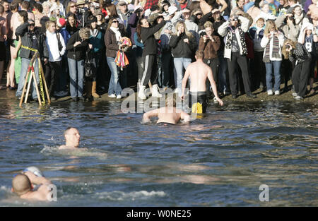 Nach dem Sprung von der Brücke Teilnehmer an der 27. jährlichen Eisbär in der Burley Lagune schwimmen in Olalla, Washington, am 1. Januar 2011. Über 300 hardy Teilnehmer braved das kühle Wasser der Lagune in am Tag die Tradition der jährlichen Neue Jahr zu verbinden. UPI/Jim Bryant Stockfoto