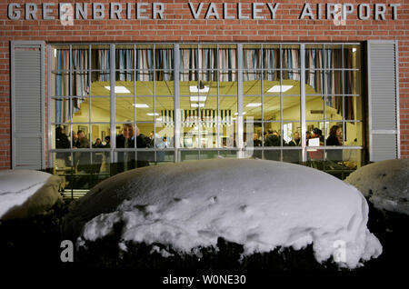 Ein unbekannter Mann blickt aus dem Fenster auf die Landebahn, wo Martha Stewart eine Private Jet nach New York Momente früh am Freitag, 4. März 2005 am Greenbrier Valley Airport in Lewisburg, West Virginia. Stewart war aus dem Gefängnis entlassen um 12:30 Uhr EST, und wird nun zwei Jahre der überwachten Freigabe, einschließlich fünf Monate Hauptbeschränkung unterzogen werden. (UPI Foto/Billy Suratt) Stockfoto