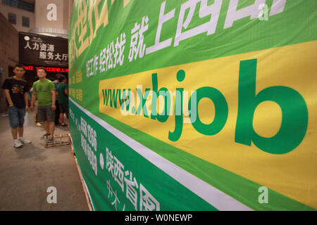 Chinesische Männer entdecken Sie die neuesten Beschäftigung Auflistungen auf einem öffentlichen Job Board außerhalb ein Arbeitsamt in Xi'an, die Hauptstadt der Provinz Shaanxi, am 1. Juli 2012. Die Arbeitslosenquote hat sich in den letzten Monaten deutlich gestiegen und die Aussichten in diesem Jahr voraussichtlich höher sein als im letzten Jahr. Über dem Land, die Arbeitslosigkeit so düster, wie Millionen von Hochschulabsolventen beschrieben ist, jagt nach Jobs zu suchen. Mehr als 25 Prozent der diesjährigen Absolventen haben es versäumt, Jobs zu finden, entsprechend einem neuen Report. UPI/Stephen Rasierer Stockfoto