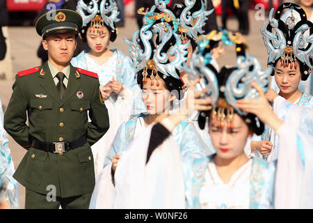 Einer öffentlichen Zeremonie zu Ehren des Gelben Kaisers und Tomb-Sweeping Day (Qingming Festival) in Huangdi, eine kleine Stadt in der Provinz Shaanxi, China Central ist am 5. April 2015 statt. Der gelbe Kaiser, oder Huangdi, ist in der chinesischen Geschichte mit ein wenig von einem kultstatus aufgrund seiner Position romantisiert hat als einer der drei legendären chinesischen Herrscher und kulturellen Helden. Foto von Stephen Rasierer/UPI Stockfoto