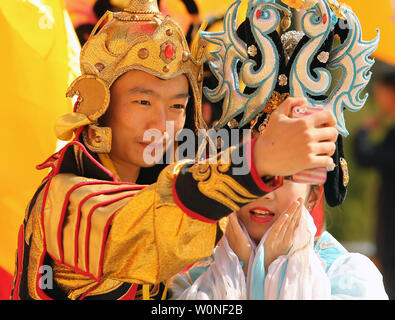 Einer öffentlichen Zeremonie zu Ehren des Gelben Kaisers und Tomb-Sweeping Day (Qingming Festival) in Huangdi, eine kleine Stadt in der Provinz Shaanxi, China Central ist am 5. April 2015 statt. Der gelbe Kaiser, oder Huangdi, ist in der chinesischen Geschichte mit ein wenig von einem kultstatus aufgrund seiner Position romantisiert hat als einer der drei legendären chinesischen Herrscher und kulturellen Helden. Foto von Stephen Rasierer/UPI Stockfoto