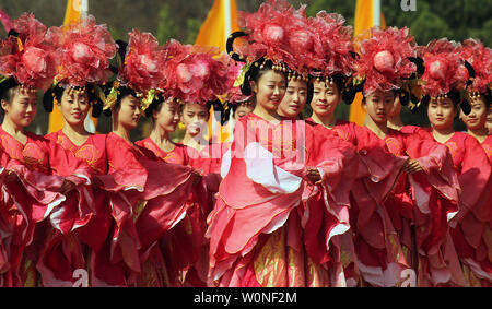 Einer öffentlichen Zeremonie zu Ehren des Gelben Kaisers und Tomb-Sweeping Day (Qingming Festival) in Huangdi, eine kleine Stadt in der Provinz Shaanxi, China Central ist am 5. April 2015 statt. Der gelbe Kaiser, oder Huangdi, ist in der chinesischen Geschichte mit ein wenig von einem kultstatus aufgrund seiner Position romantisiert hat als einer der drei legendären chinesischen Herrscher und kulturellen Helden. Foto von Stephen Rasierer/UPI Stockfoto