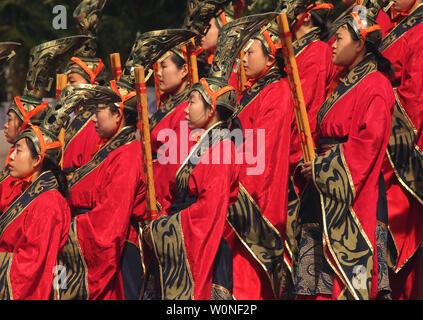 Einer öffentlichen Zeremonie zu Ehren des Gelben Kaisers und Tomb-Sweeping Day (Qingming Festival) in Huangdi, eine kleine Stadt in der Provinz Shaanxi, China Central ist am 5. April 2015 statt. Der gelbe Kaiser, oder Huangdi, ist in der chinesischen Geschichte mit ein wenig von einem kultstatus aufgrund seiner Position romantisiert hat als einer der drei legendären chinesischen Herrscher und kulturellen Helden. Foto von Stephen Rasierer/UPI Stockfoto